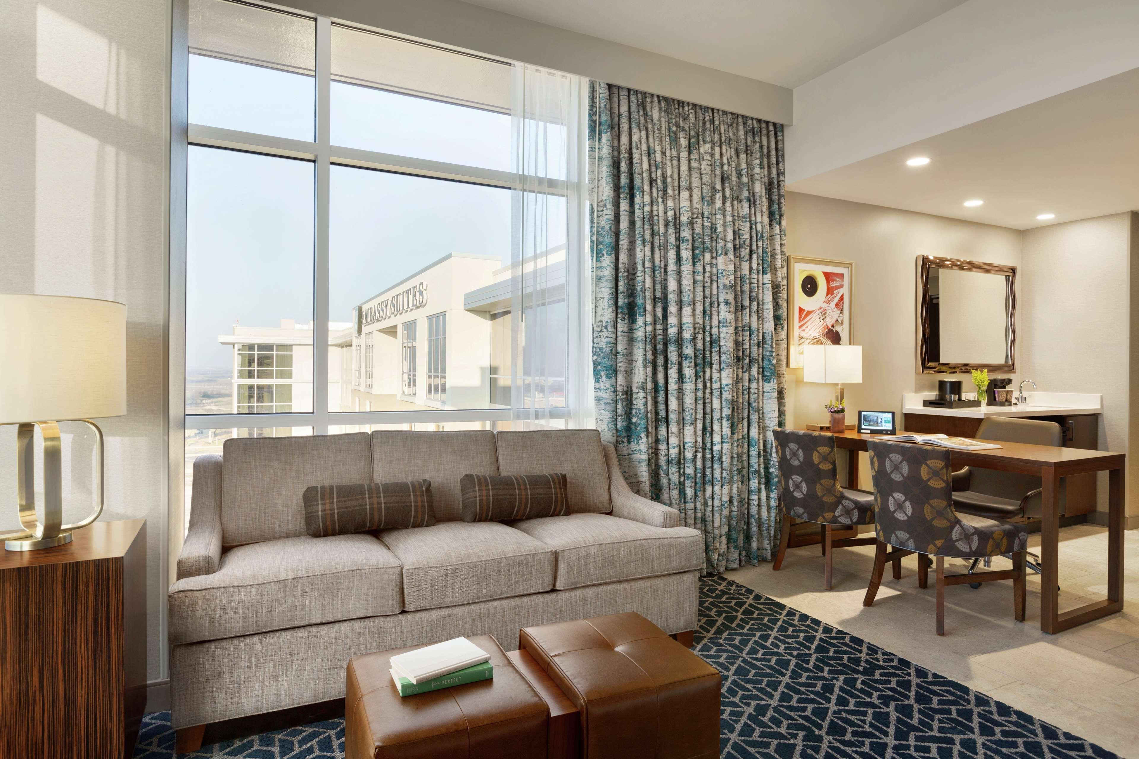 Embassy Suites By Hilton Denton Convention Center מראה חיצוני תמונה