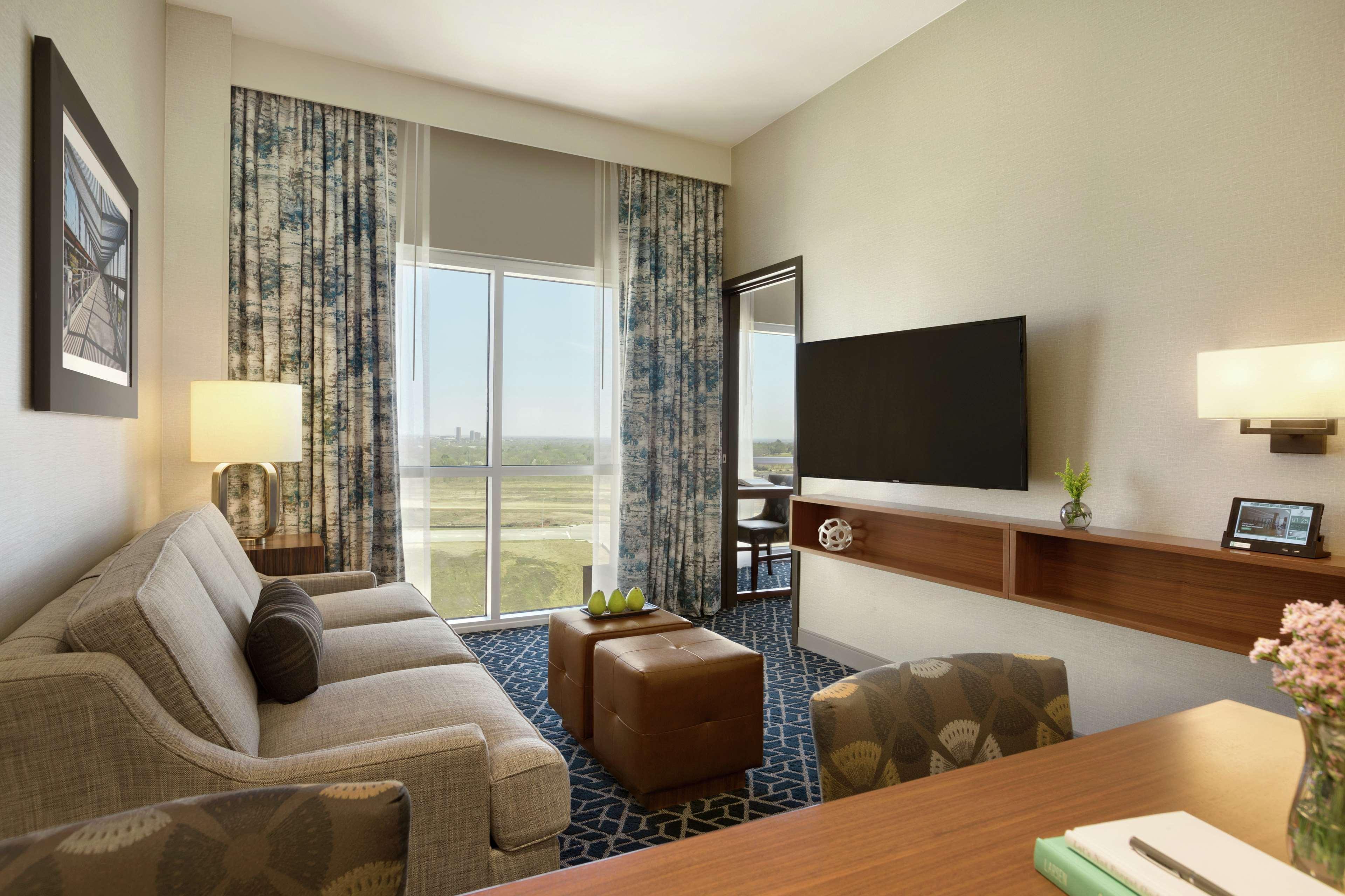 Embassy Suites By Hilton Denton Convention Center מראה חיצוני תמונה