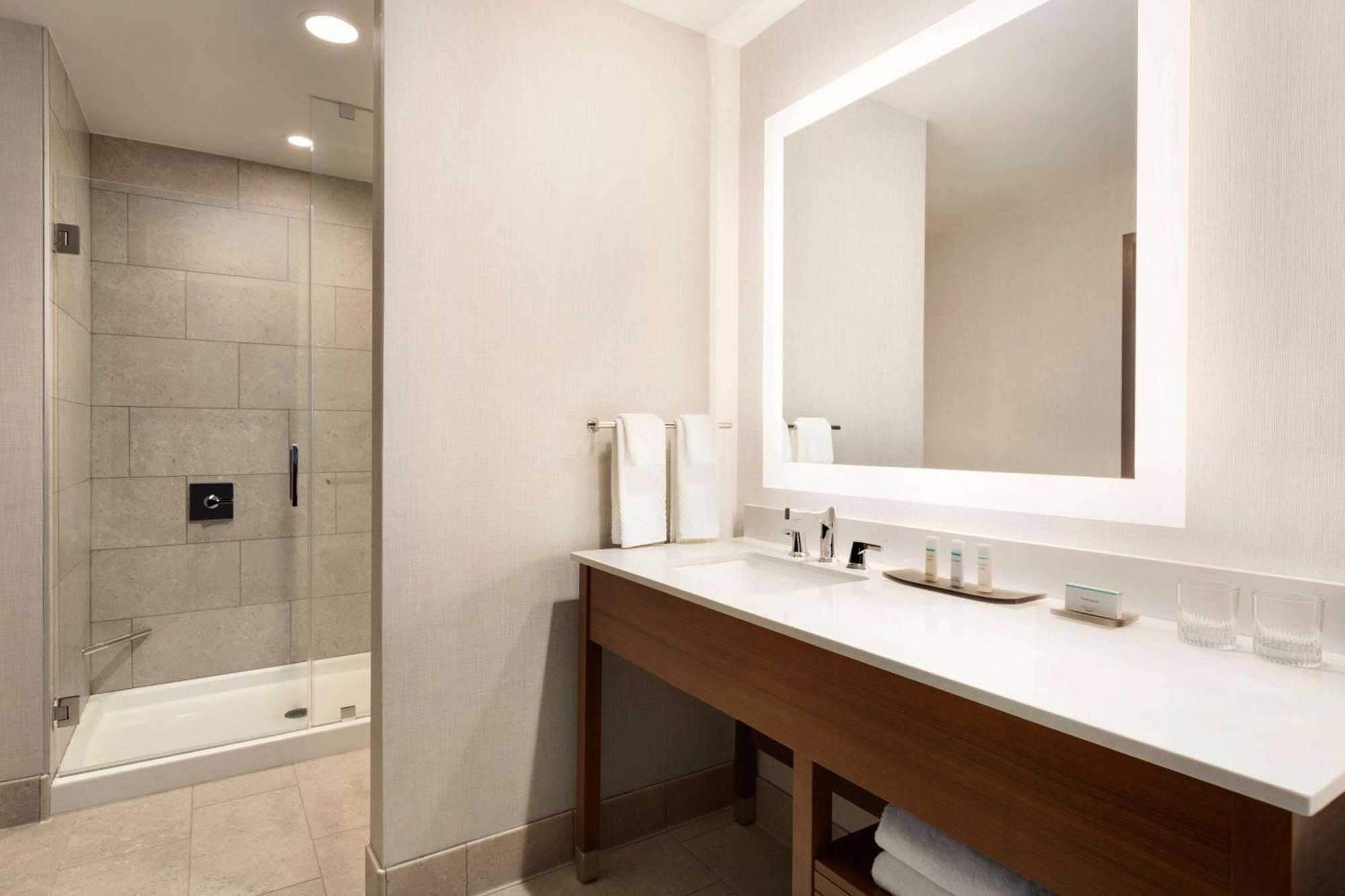 Embassy Suites By Hilton Denton Convention Center מראה חיצוני תמונה